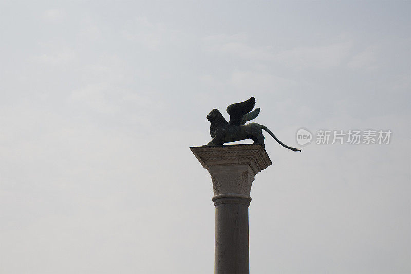 近距离观看与天空背景的狮子雕塑在威尼斯/意大利圣马可广场